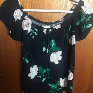 Super cute White flower top by Urbanology